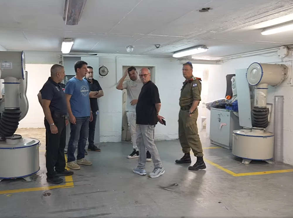 ראש העיר, מנכ"ל העירייה, נציג פיקוד העורף וצוותי העירייה בעת סיור במקלטים הציבוריים בעיר. צילום דוברות העירייה