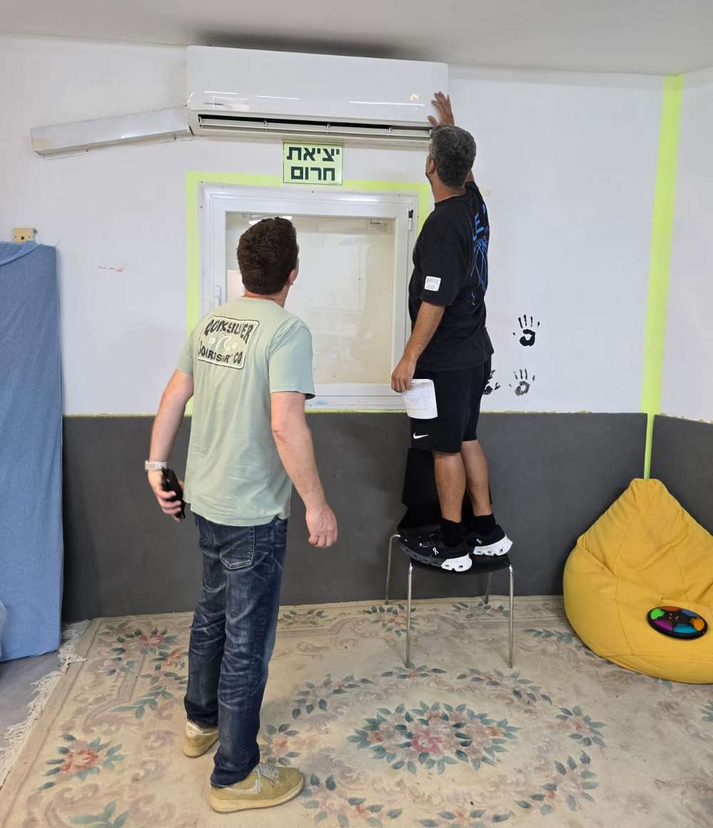 צוותי ניקיון ותפעול עוברים לאורך כל היום במקלטים ובבתי הספר להבטחת ניקיונם ותחזוקתם השוטפת. צילום דוברות העירייה