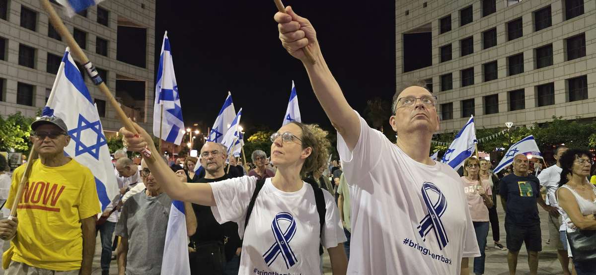 ההפגנה בהרצליה שבה לאחר המלחמה. הקהל נחוש מתמיד וכועס על הממשלה ואוזלת היד בהחזרת החטופים. צילום זאב ינאי