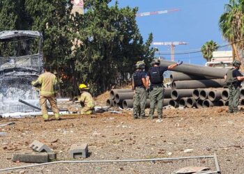 האוטובוס שנפגע בהרצליה מהטיל האירני. צילום דוברות המשטרה