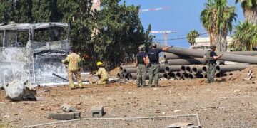 האוטובוס שנפגע בהרצליה מהטיל האירני. צילום דוברות המשטרה