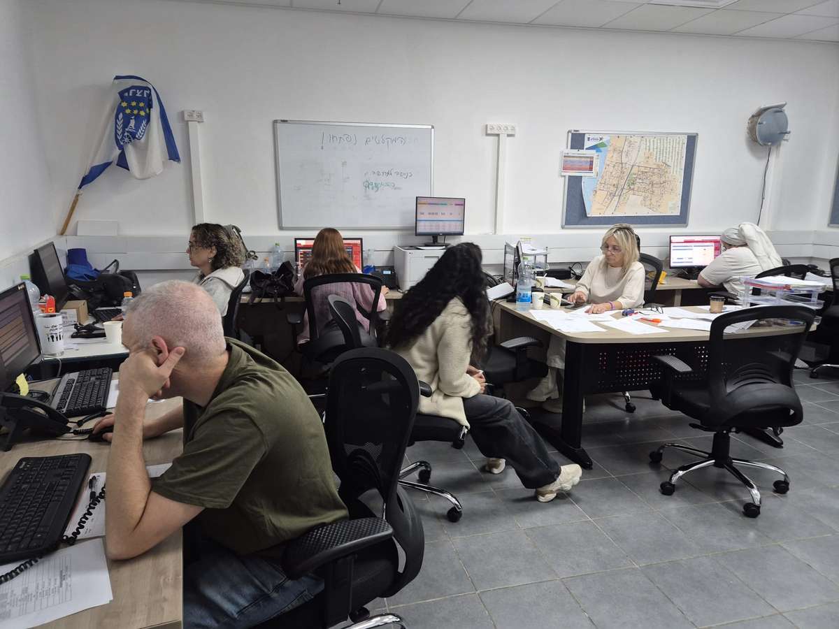 המוקדנים עוברים הכשרה שוטפת ומקבלים הנחיות מקצועיות מהנהלת העירייה, מפיקוד העורף. צילום דוברות העירייה