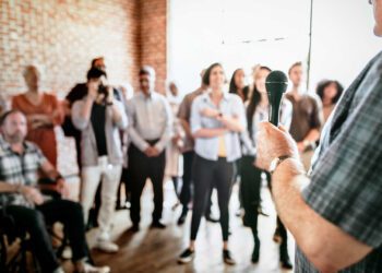 הקמת במה ללימודי השואה בהרצליה בשיתוף יד ושם. תמונה: Envato