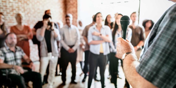 הקמת במה ללימודי השואה בהרצליה בשיתוף יד ושם. תמונה: Envato