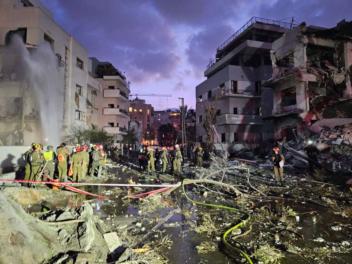 כוחות החירום צריכים לדעת בדיוק כמה אנשים נמצאים בתוך ההריסות. פגיעה ישירה של טיל השבוע. צילום: דוברות "כבאות והצלה" מחוז דן