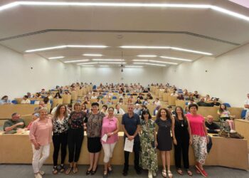 בתמונה תלמידי האולפן מרחבי העולם, יונתן דייויס, צוות ההוראה והנהלת האולפן. צילום מעמוד הפייסבוק של האוניברסיטה