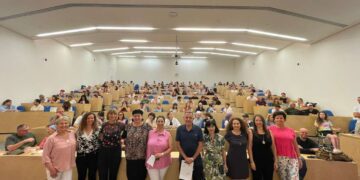 בתמונה תלמידי האולפן מרחבי העולם, יונתן דייויס, צוות ההוראה והנהלת האולפן. צילום מעמוד הפייסבוק של האוניברסיטה