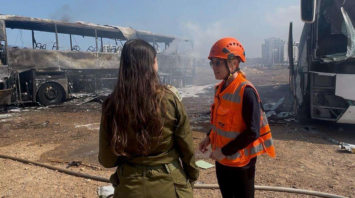 הנפילה הראשונה בחניון אוטובוסים בגליל ים, שם נשרפו אוטובוסים אך ללא נפגעים. צילום דוברות העירייה