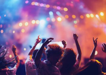 קיץ בהרצליה: להתחבר לקהילה ולחגוג את הרוח החופשית שמאפיינת את הרצליה של כולנו. צילום Deposit Photos