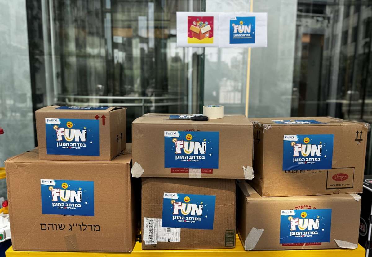 תושבי העיר תרמו משחקים, צעצועים וספרים והעירייה דאגה להפיצם במקלטים ברחבי העיר. צילום דוברות העירייה