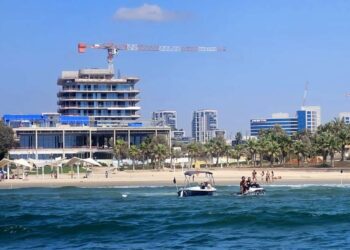 סירה עם ארבעה נוסעים איבדה שליטה בעקבות תקלת מנוע. צילום דוברות העירייה