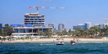 סירה עם ארבעה נוסעים איבדה שליטה בעקבות תקלת מנוע. צילום דוברות העירייה