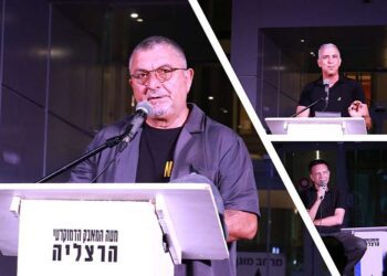 מאות הערב בהפגנת מוצ"ש, המארגנים מדווחים על קהל חדש שהחל להגיע ופרצופים חדשים שנראו ברחבת הכיכר. צילומים זאב ינאי מטה המאבק הדמוקרטי הרצליה