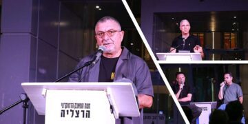 מאות הערב בהפגנת מוצ"ש, המארגנים מדווחים על קהל חדש שהחל להגיע ופרצופים חדשים שנראו ברחבת הכיכר. צילומים זאב ינאי מטה המאבק הדמוקרטי הרצליה
