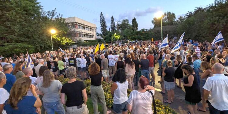 כיכר הרוקדים הרצליה: מידי יום חמישי מתקיימת עצרת תמיכה במשפחות החטופים וקריאה לשחרורם. צילום פרטי