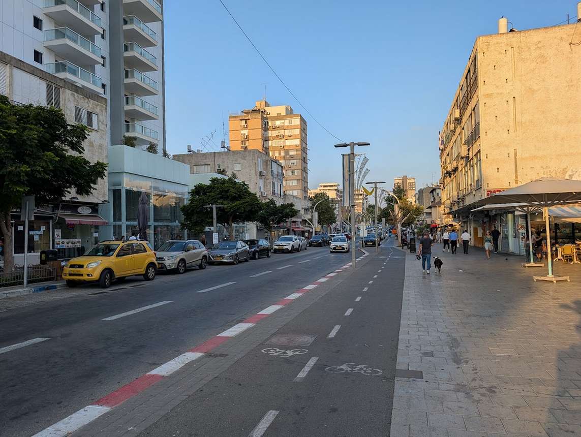 השבילים והמדרכות התפנו בעיר, אך זה הוביל לכניסת יותר כלים דו-גלגליים חשמליים למדרכות". צילום: מערכת האתר