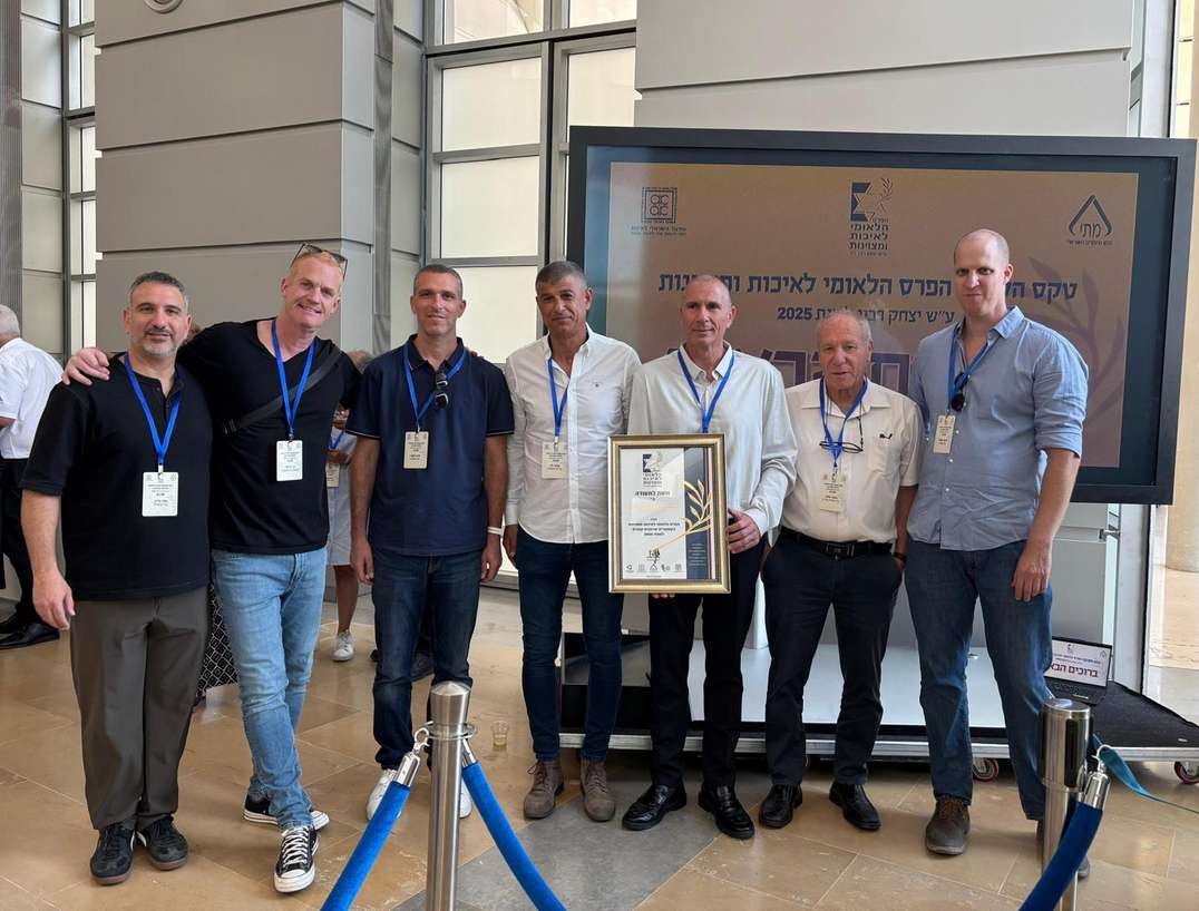 במרכז התמונה, עופר לוי יו"ר העמותה וסגן ראש העיר הרצליה יחד עם מנכ"ל העמותה ומנהלי ענפי הספורט בעמותה. צילום פרטי
