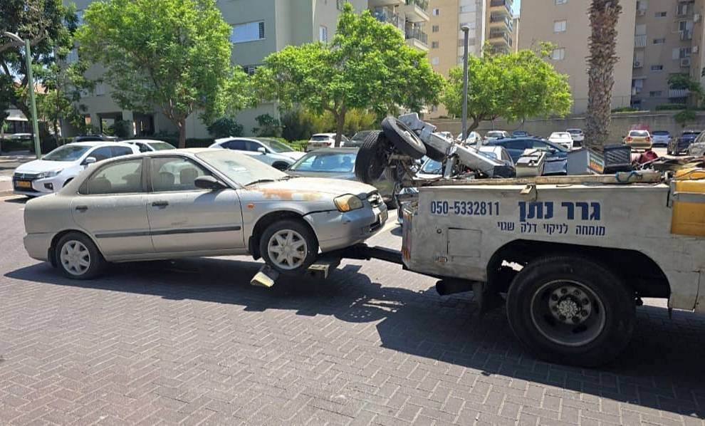לאחר חוסר הענות נאלצה העירייה לגרור את הרכבים בכוח. צילום דוברות העירייה