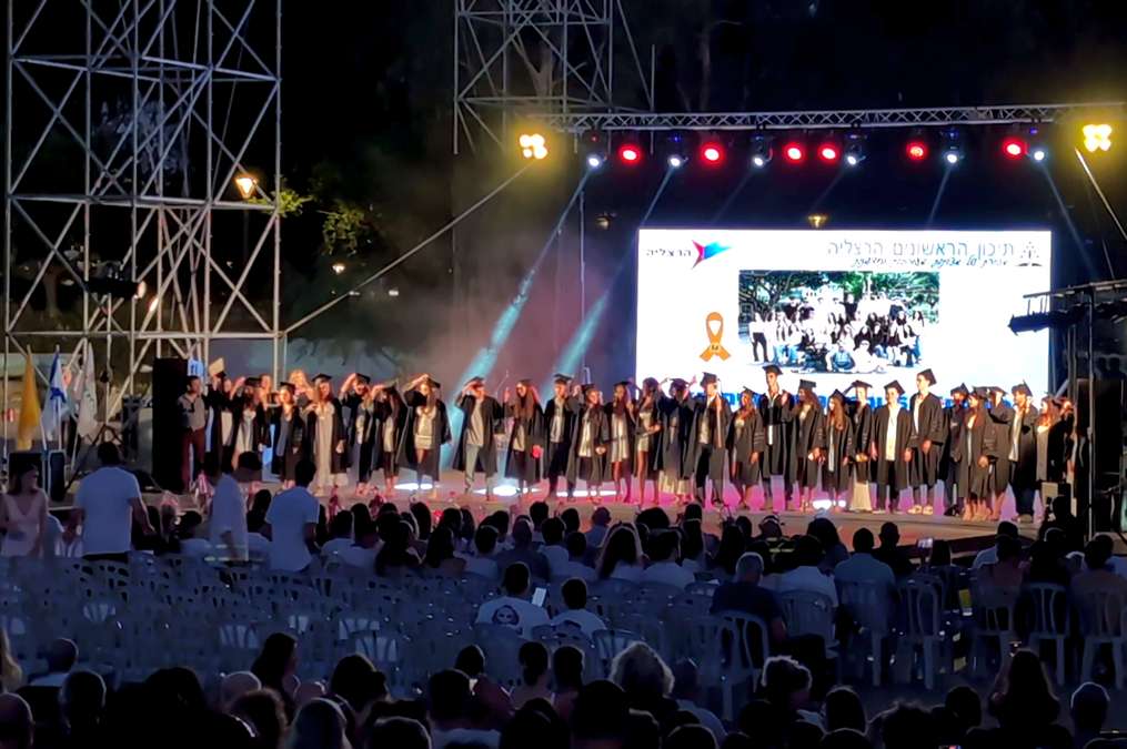 כל כיתה עלתה לבמה עם סמל החטופים שנישא על ידי אחד התלמידים. צילום פרטי