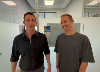 מימין: שגיא גז לתפקיד סמנכ"ל ייעודי לפיתוח עסקי ושירות לתושב. צילום מעמוד הפייסבוק של ראש העיר, יריב פישר