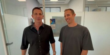 מימין: שגיא גז לתפקיד סמנכ"ל ייעודי לפיתוח עסקי ושירות לתושב. צילום מעמוד הפייסבוק של ראש העיר, יריב פישר