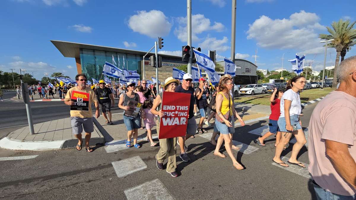 מאות בהפגנת מטה המאבק הדמוקרטי הרצליה מול קניון שבעת הכוכבים בשבוע שעבר. צילום מטה המאבק הדמוקרטי הרצליה