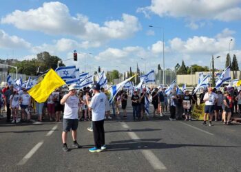 מחאת הרצליה ומחאת רעננה על גשר כביש 531,יום ראשון ה-17.8. צילום מערכת האתר