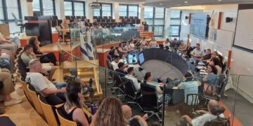 מפגש התושבים שהתקיים השבוע עם ראש העיר ונציגי העירייה. צילום דוברות העירייה