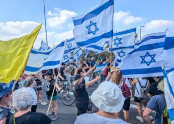 מחאת רעננה ומחאת הרצליה על גשר כביש 531, ביולי 2024. בראשון הקרוב מתקיימת שוב. צילום פרטי