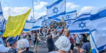 מחאת רעננה ומחאת הרצליה על גשר כביש 531, ביולי 2024. בראשון הקרוב מתקיימת שוב. צילום פרטי