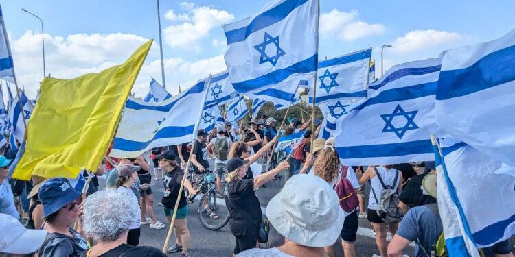 מחאת רעננה ומחאת הרצליה על גשר כביש 531, ביולי 2024. בראשון הקרוב מתקיימת שוב. צילום פרטי