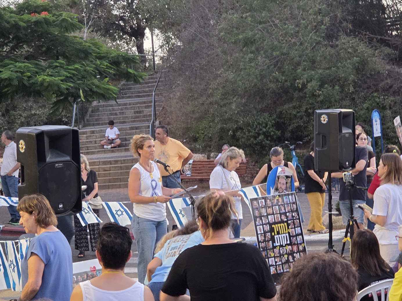 ענת לאופר נואמת בעצרת בכיכר הרוקדים בהרצליה.