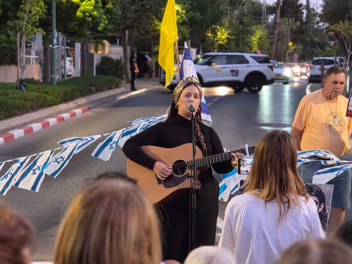 קטעי שירה בביצועה של ליעד אלון. ליעד גדלה בהרצליה והגיעה ולשיר במהלך העצרת קטעי שירה מרגשים ונוגים. צילום פרטי
