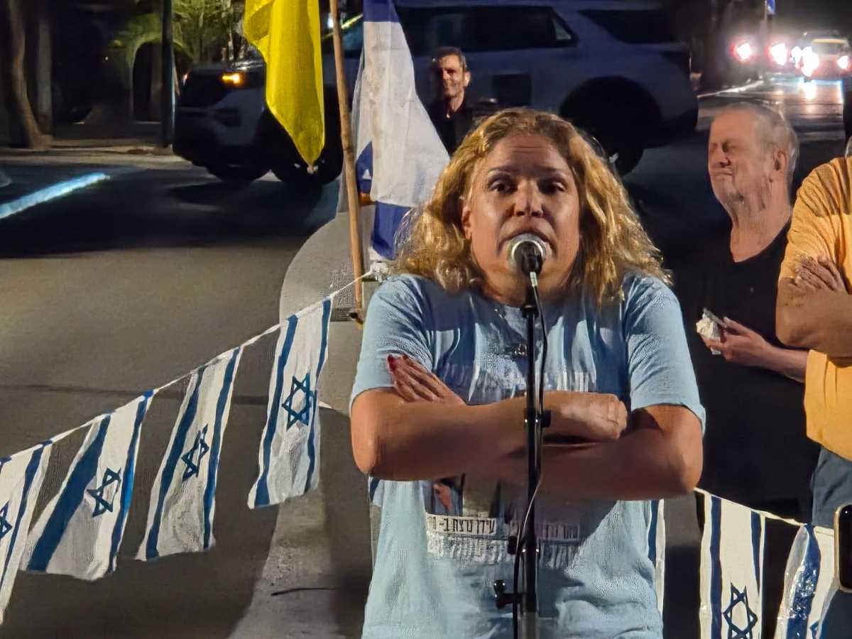 תמי ברוך, תושבת בארי, עלתה לבמה לספר את סיפור משפחתה. צילום פרטי
