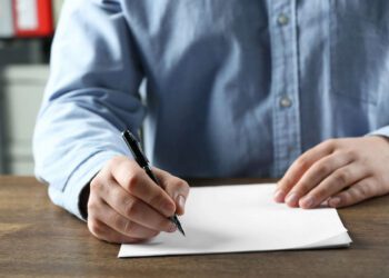 "מי ייתן ושנת תשפ"ו תהיה שנה שבה כולנו נוביל, נקשיב, נצחק – ונמצא דרכים להאיר את הדרך, עבורנו ועבור הסובבים אותנו." תמונה Deposit Photos