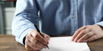 "מי ייתן ושנת תשפ"ו תהיה שנה שבה כולנו נוביל, נקשיב, נצחק – ונמצא דרכים להאיר את הדרך, עבורנו ועבור הסובבים אותנו." תמונה Deposit Photos