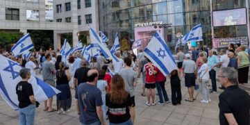 פעילות המחאה בהפגנה קודמת בשער העיר הרצליה. היום ההפגנה מתוכננת במדשאה ממול. צילום פרטי