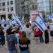 פעילות המחאה בהפגנה קודמת בשער העיר הרצליה. היום ההפגנה מתוכננת במדשאה ממול. צילום פרטי