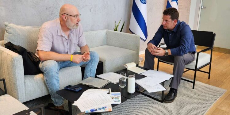 על ניהול עיר בצמיחה מהירה : ראיון חג עם ראש העיר יריב פישר. משמאל, אודי סלנט, היזם והעורך הראשי של אתר החדשות המקומי "הרצליה היום". צילום דוברות העירייה