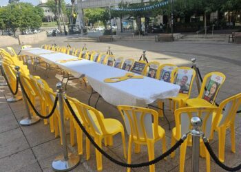 ברחבת בניין העירייה: שולחן חג עם כיסאות צהובים ריקים ועליהם תמונותיהם של 48 החטופים.צילום דוברות העירייה