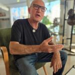 בני האמן, מסביר בצורה מרתקת על תהליך היצירה. צילום מערכת האתר