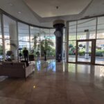 חלל התערוכה בלובי רחוב סוקולוב 6 בהרצליה. צילום מערכת האתר