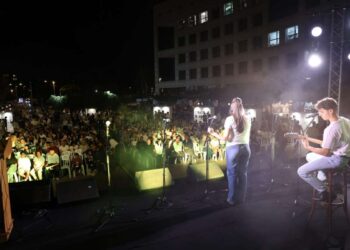 מאות מתושבות ותושבי העיר הגיעו לרחבת העירייה לטקס העירוני. צילום דוברות העירייה