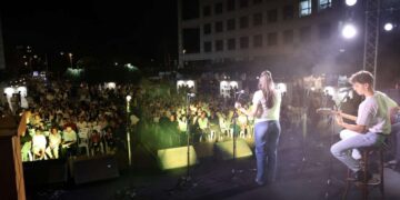 מאות מתושבות ותושבי העיר הגיעו לרחבת העירייה לטקס העירוני. צילום דוברות העירייה