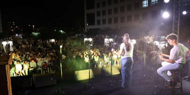 מאות מתושבות ותושבי העיר הגיעו לרחבת העירייה לטקס העירוני. צילום דוברות העירייה