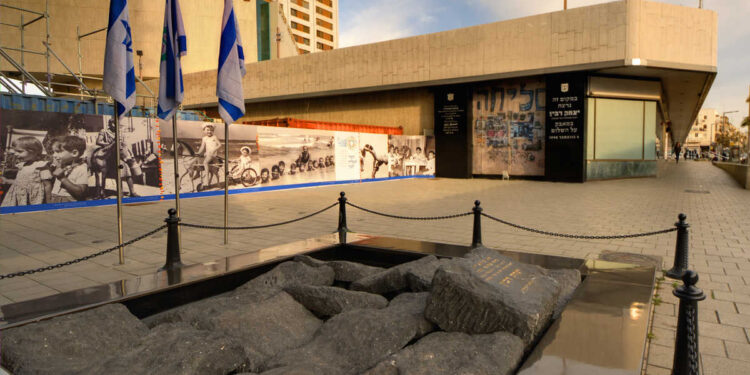 האנדרטה לזכר יצחק רבין, בדיוק במקום הרצחו בכיכר. צילום Deposit Photos