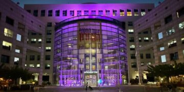 בניין עיריית הרצליה הואר בצבע ורוד, המסמל את התמיכה במאבק להגברת המודעות, וקידום המודעות לחשיבות הגילוי המוקדם. צילום דוברות העירייה