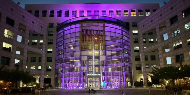 בניין עיריית הרצליה הואר בצבע ורוד, המסמל את התמיכה במאבק להגברת המודעות, וקידום המודעות לחשיבות הגילוי המוקדם. צילום דוברות העירייה