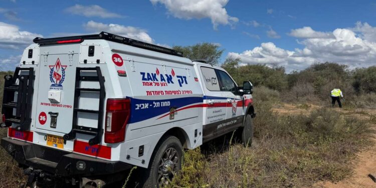 חשד לממצא אנושי סמוך לחוף הנפרד בהרצליה: מתנדבי זק״א הוזעקו למקום. צילום דוברות זק"א