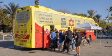 מנת דם אחת יכולה להציל את חייהם של שלושה חולים שונים. צילום דוברות מד"א